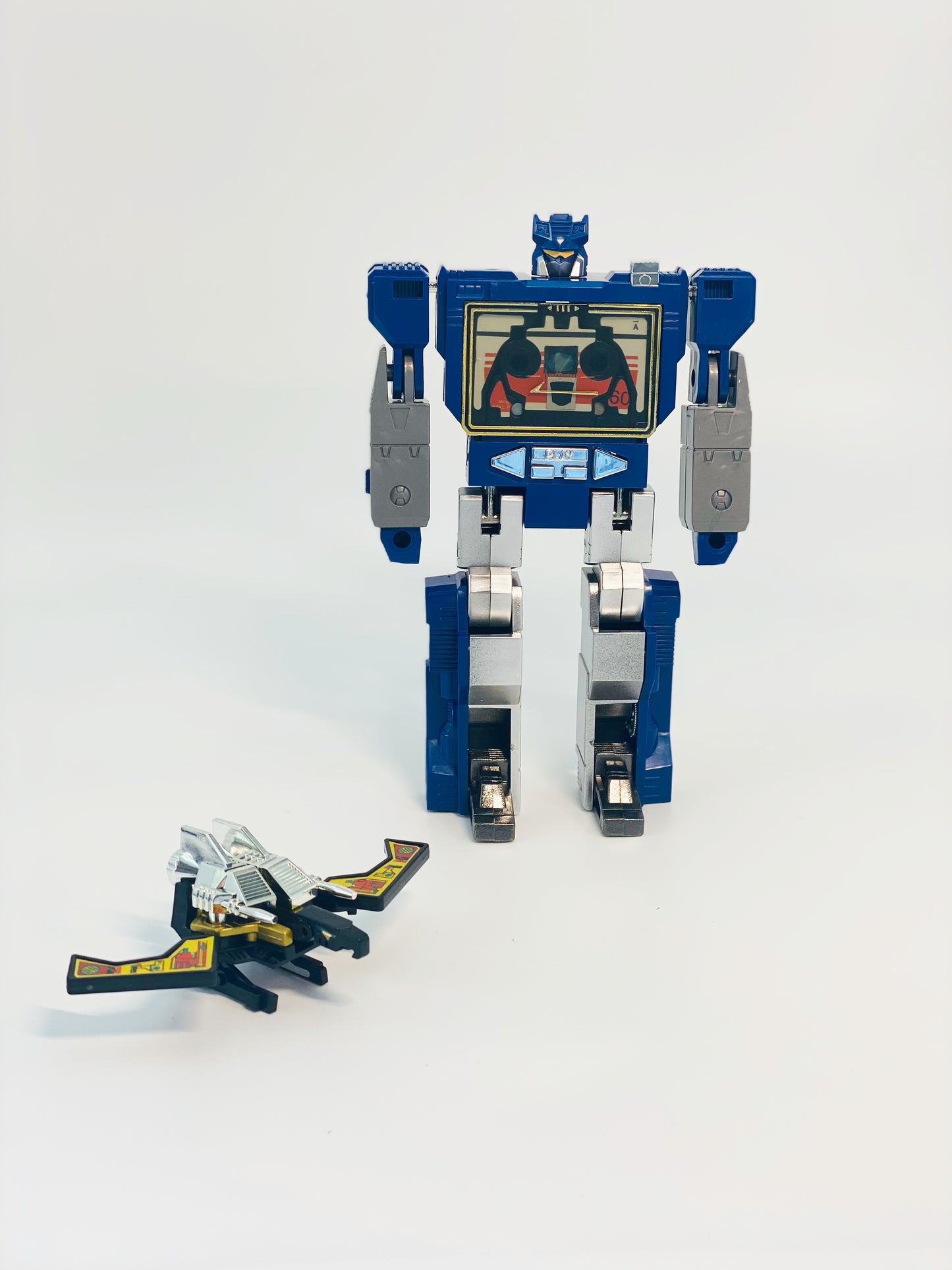 Trans. G1 Soundwave with Buzzaw Reissue Version OP Brand New Freeshipping